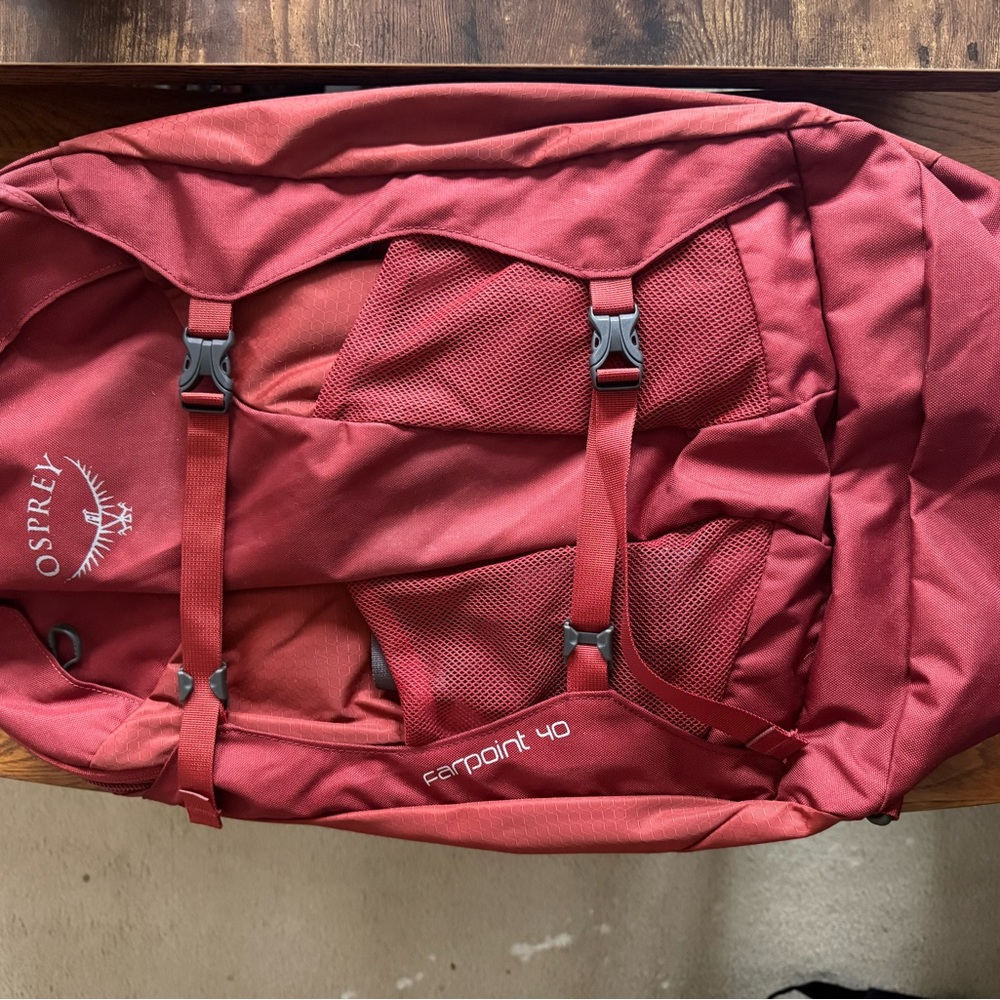 OSPREY Farpoint 40 Men's Crimson Backpack